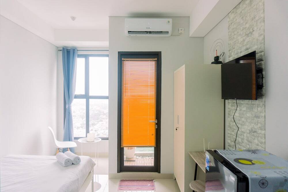 Южный Тангеранг: Modern Look And Comfortable Studio Transpark Bintaro Apartment