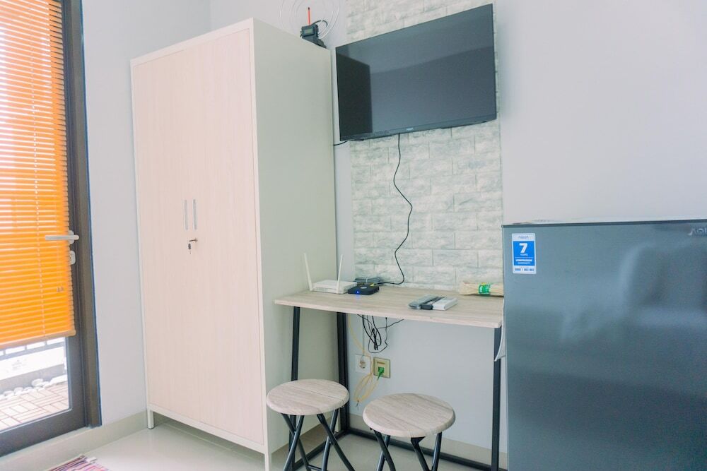 Южный Тангеранг: Modern Look And Comfortable Studio Transpark Bintaro Apartment