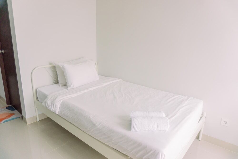 Южный Тангеранг: Modern Look And Comfortable Studio Transpark Bintaro Apartment