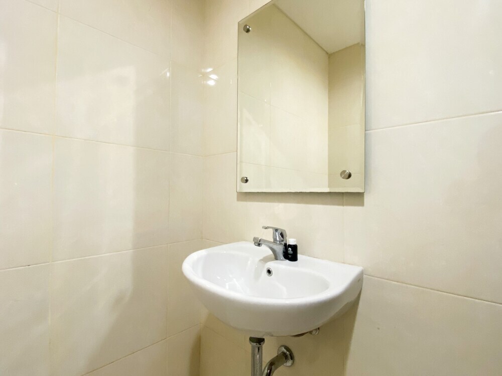 Чикаранг: Comfort And Homey Studio Room (No Kitchen) Elvis Tower Apartment