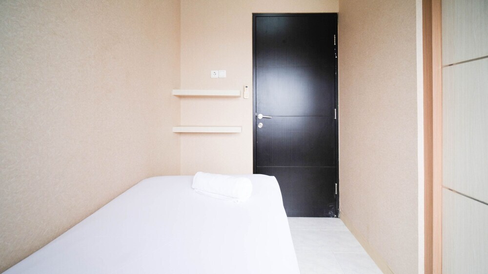 Сурабая: Homey And Tidy 2Br At Puri Mas Apartment