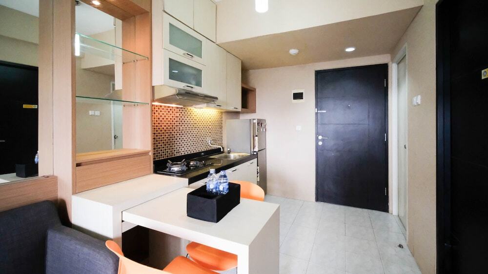 Сурабая: Homey And Tidy 2Br At Puri Mas Apartment