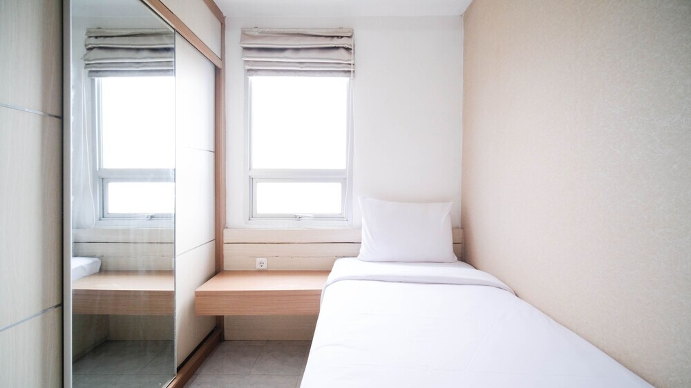 Сурабая: Homey And Tidy 2Br At Puri Mas Apartment