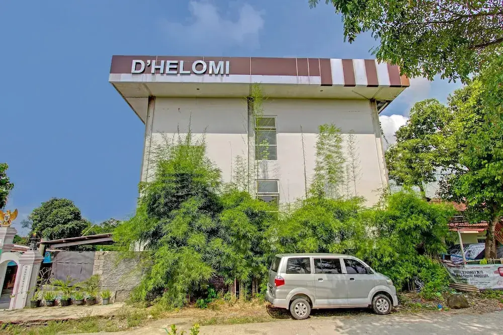 Депок: Super OYO Collection O 90253 DHelomi