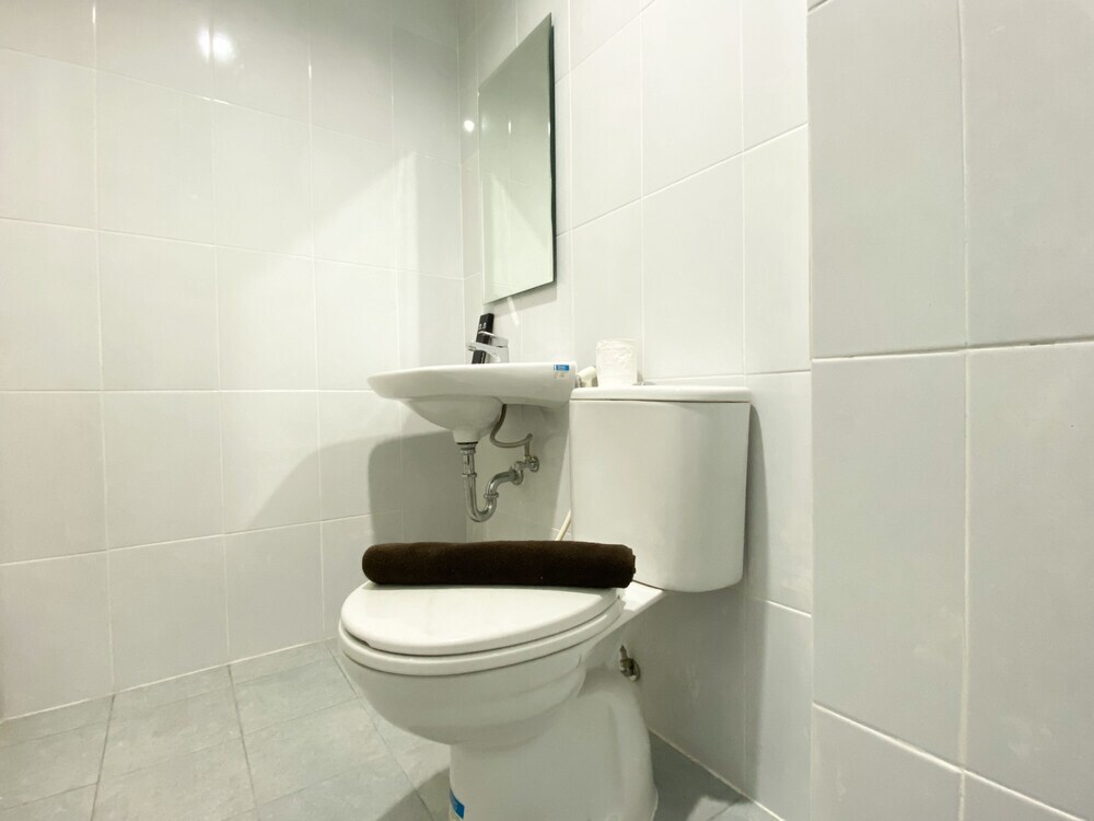 Бекаси: Simply Look Studio Room At Patraland Urbano Apartment