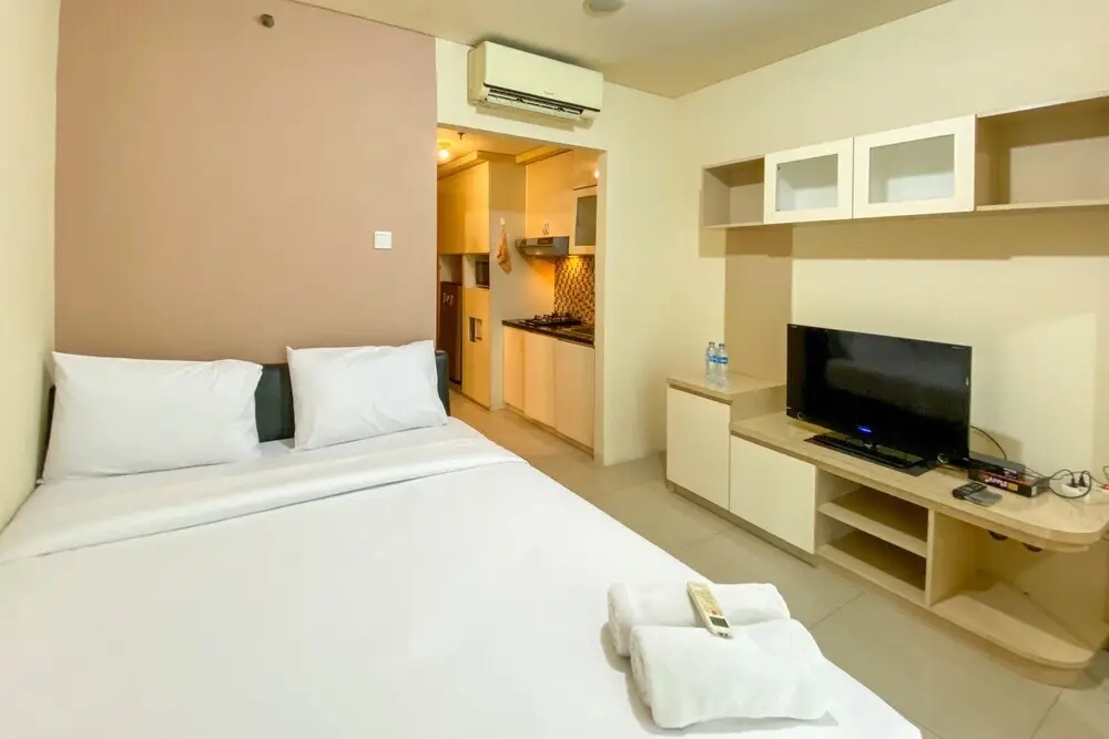 Джакарта: Cozy Stay And Tidy Studio Apartment Woodland Park Residence
