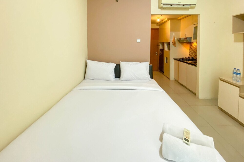 Джакарта: Cozy Stay And Tidy Studio Apartment Woodland Park Residence