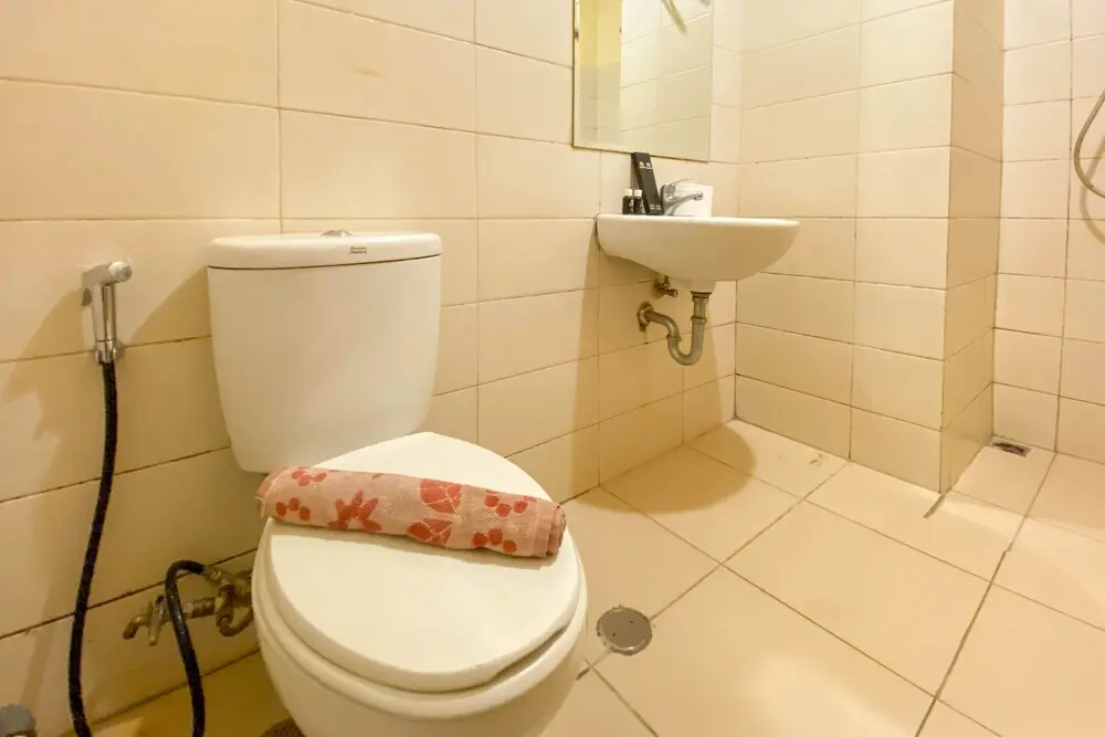 Джакарта: Cozy Stay And Tidy Studio Apartment Woodland Park Residence