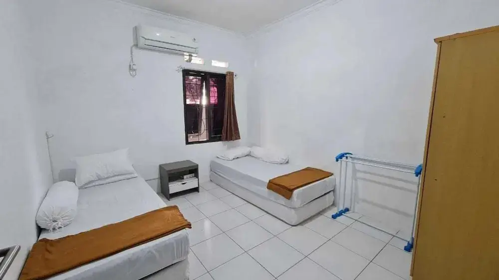 Бандунг: EXPRESS O 92035 Rumah Singgah 8b Syariah