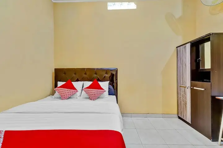 Батуретно: OYO 90768 Endrayanti Inn Syariah