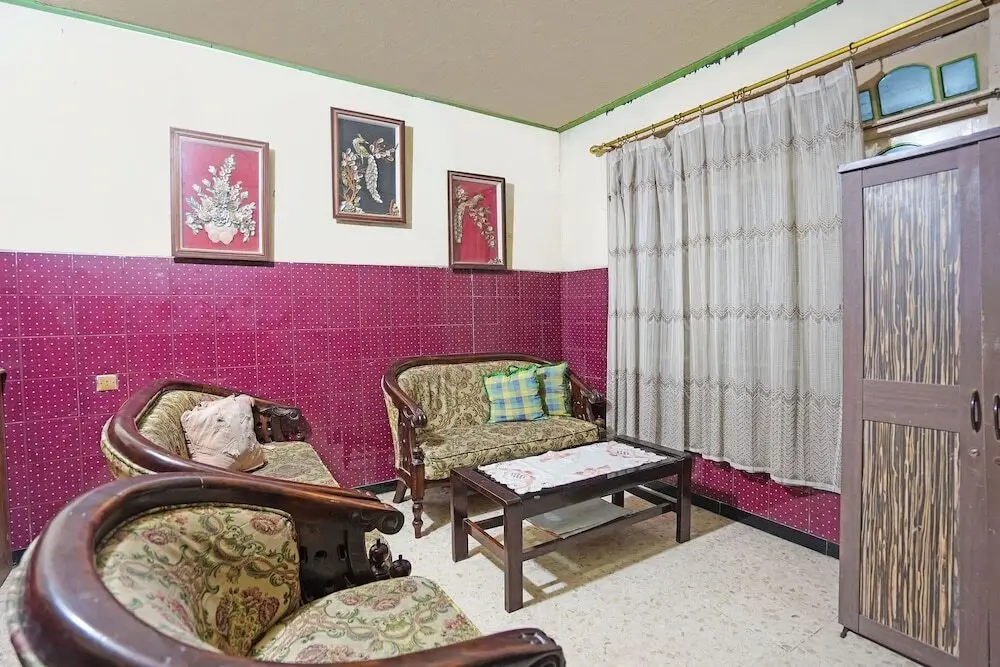 Сурабая: SPOT ON 91859 Kost Budhe Syariah