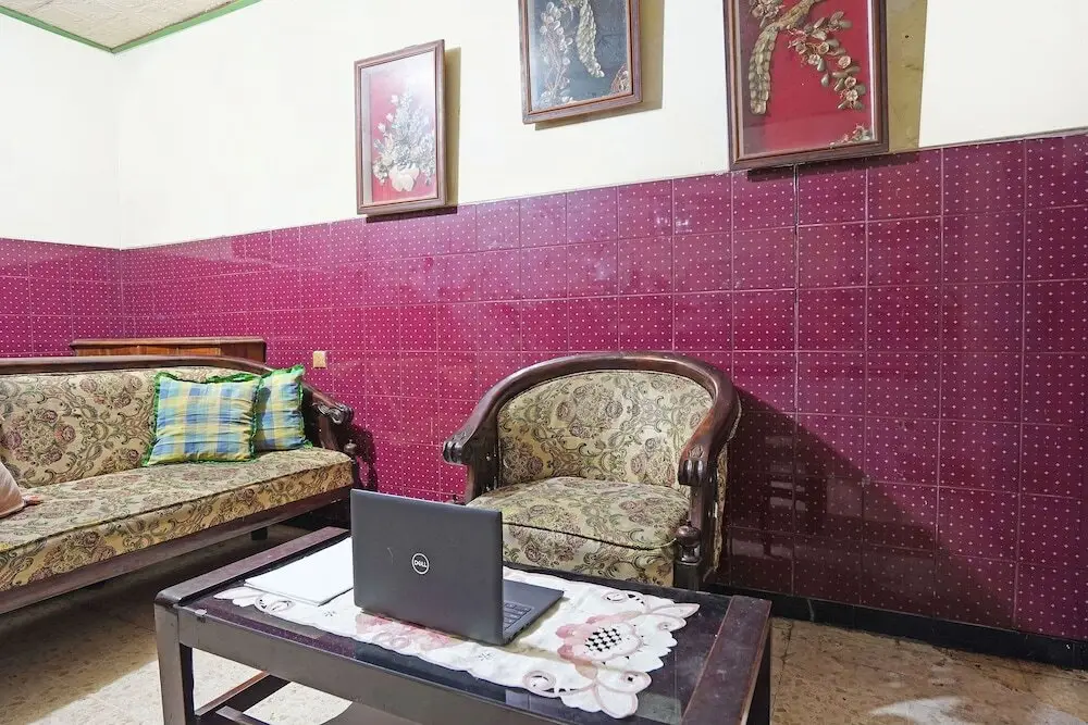 Сурабая: SPOT ON 91859 Kost Budhe Syariah