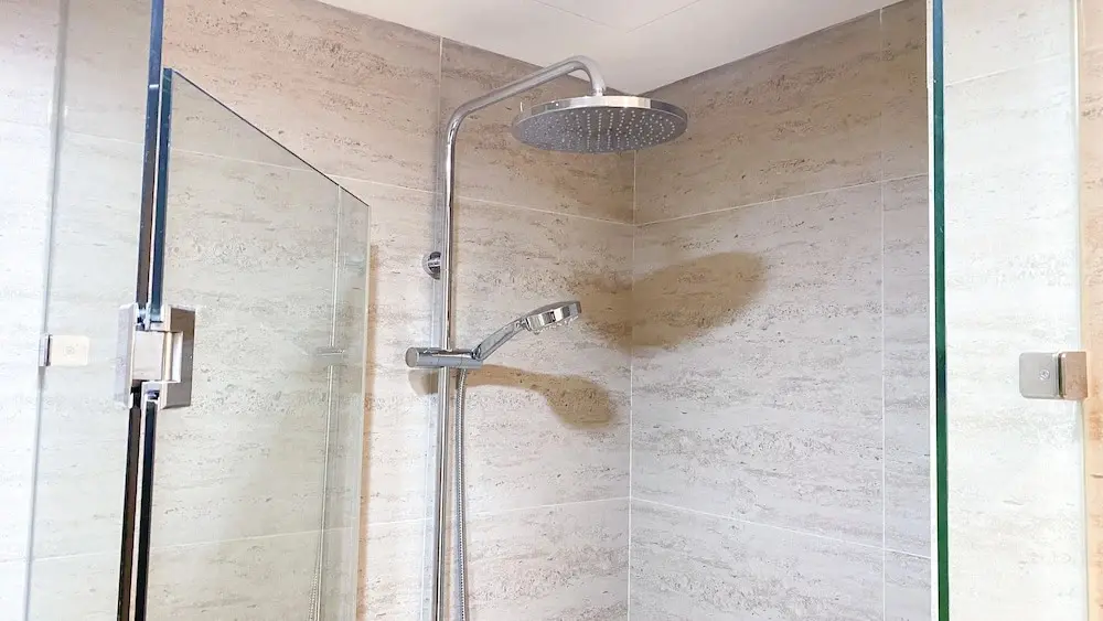 Джакарта: Modern Look And Warm 1Br At Gold Coast Apartment
