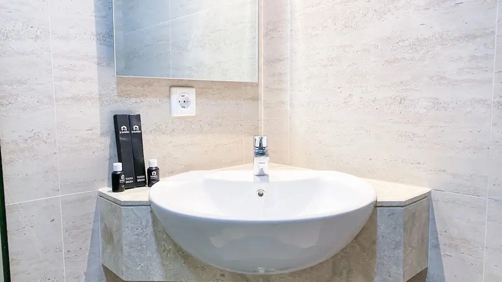 Джакарта: Modern Look And Warm 1Br At Gold Coast Apartment