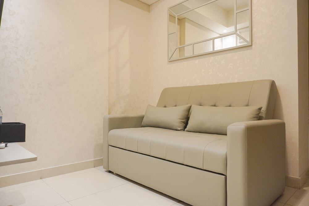 Джакарта: Modern Look And Warm 1Br At Gold Coast Apartment