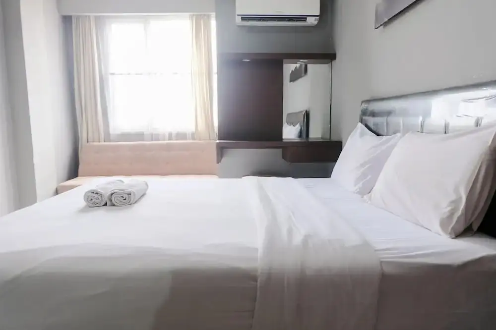 Бандунг: Homey And Best Deal Studio Apartment at Emerald Towers