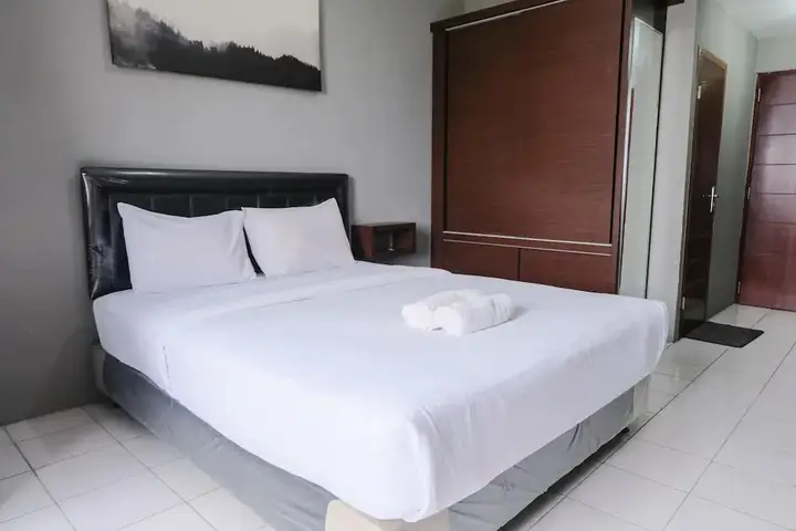 Бандунг: Homey And Best Deal Studio Apartment at Emerald Towers