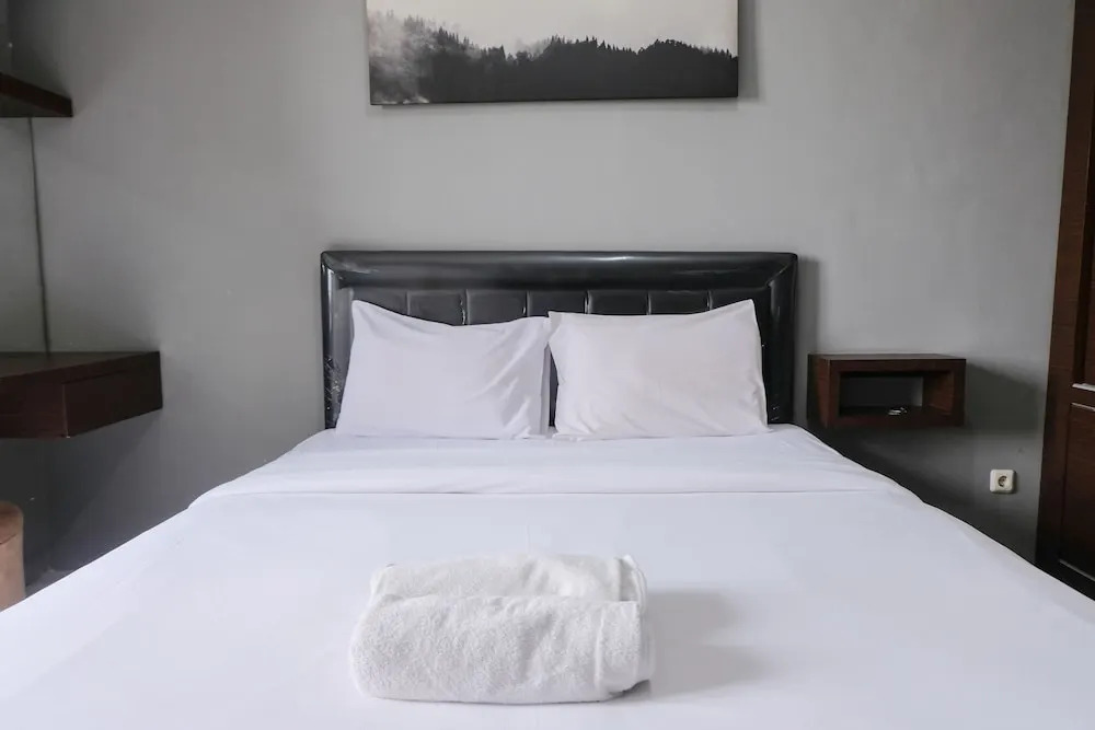 Бандунг: Homey And Best Deal Studio Apartment at Emerald Towers
