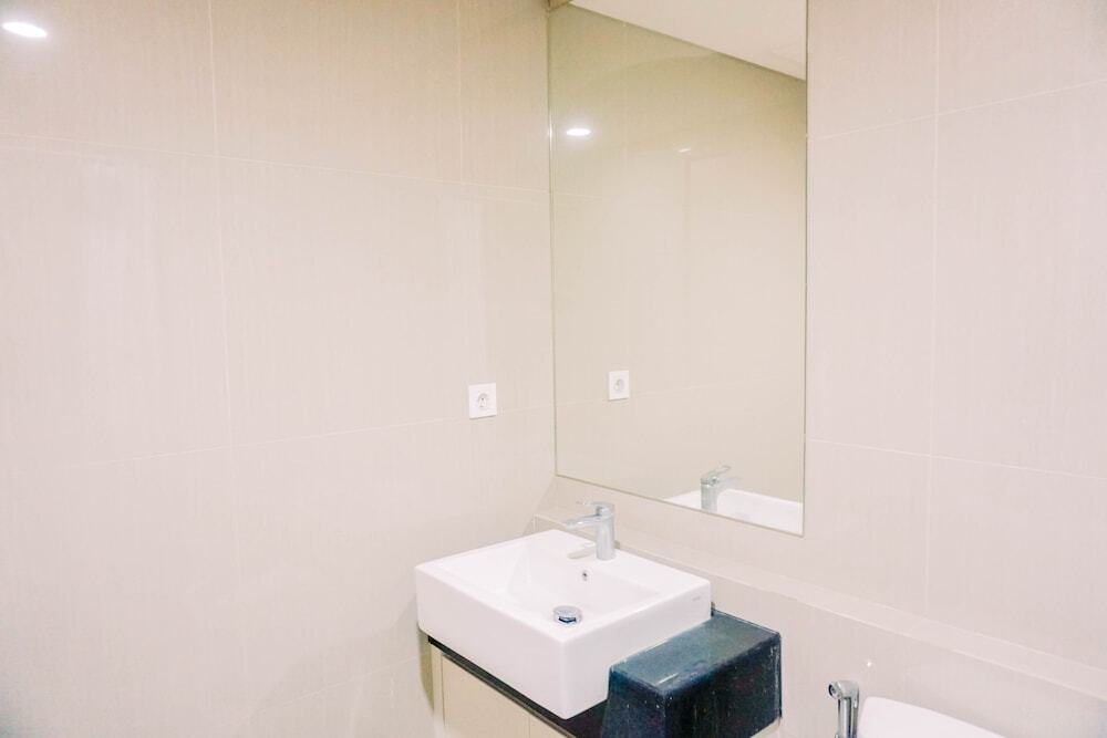 Южный Тангеранг: Modern And High Floor 2Br Bintaro Embarcadero Apartment