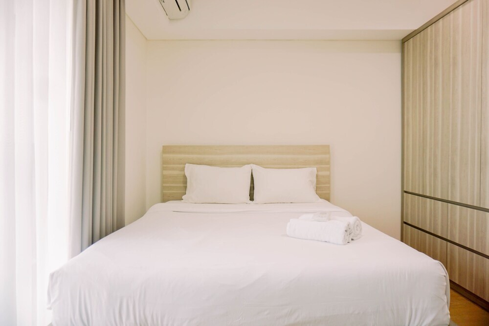 Южный Тангеранг: Modern And High Floor 2Br Bintaro Embarcadero Apartment