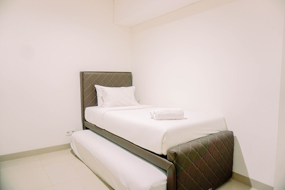 Южный Тангеранг: Modern And High Floor 2Br Bintaro Embarcadero Apartment