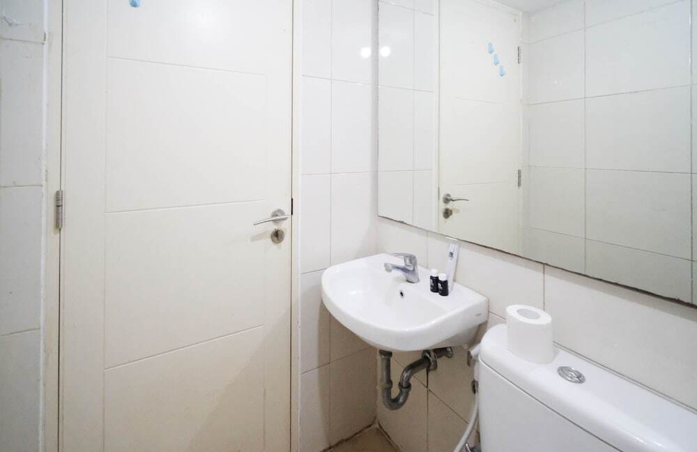 Сурабая: Simple And Cozy Studio Apartment At Tanglin Supermall Mansion