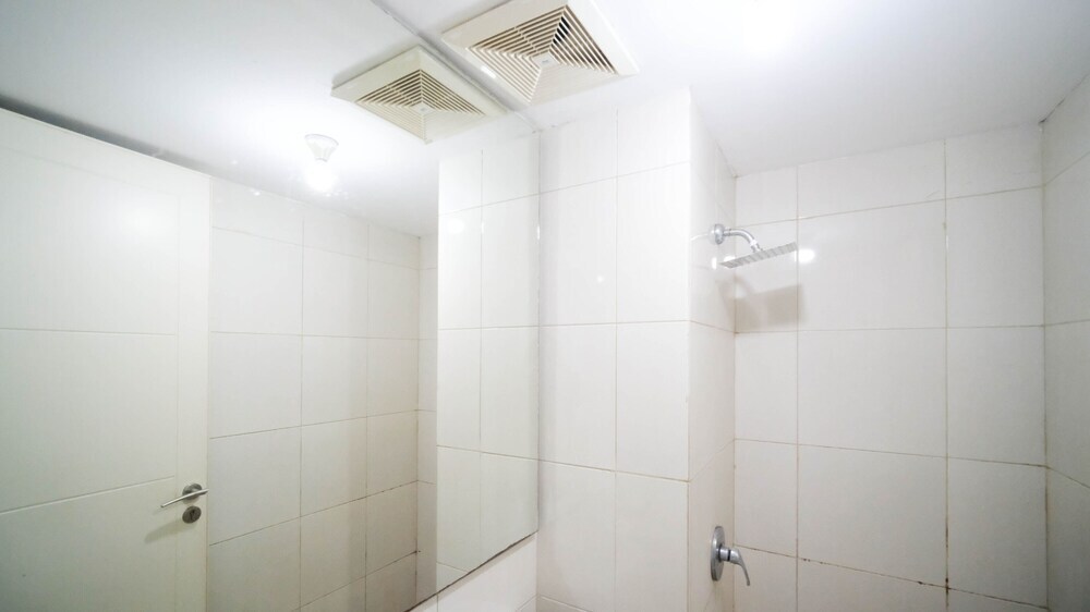 Сурабая: Simple And Cozy Studio Apartment At Tanglin Supermall Mansion