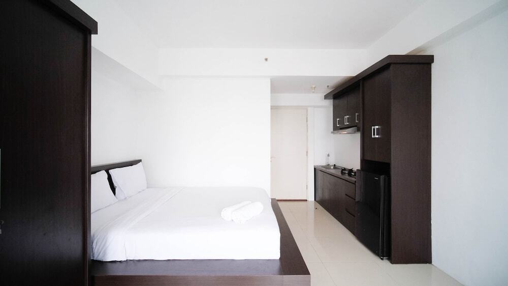 Сурабая: Simple And Cozy Studio Apartment At Tanglin Supermall Mansion