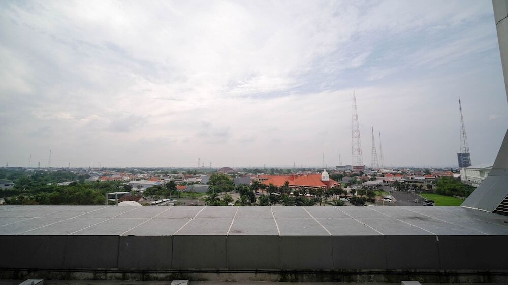 Сурабая: Simple And Cozy Studio Apartment At Tanglin Supermall Mansion