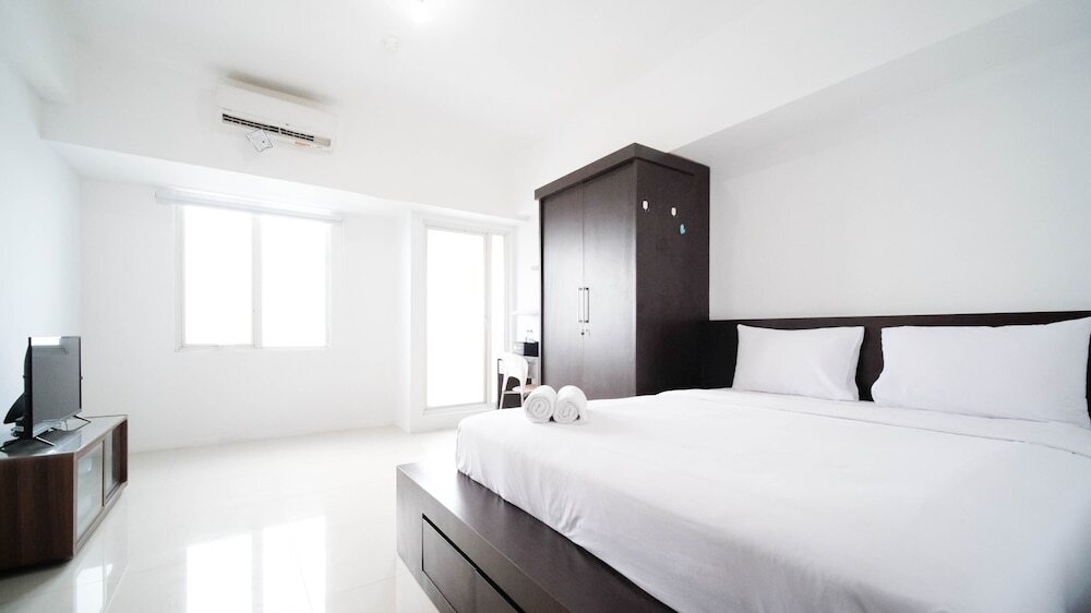 Сурабая: Simple And Cozy Studio Apartment At Tanglin Supermall Mansion