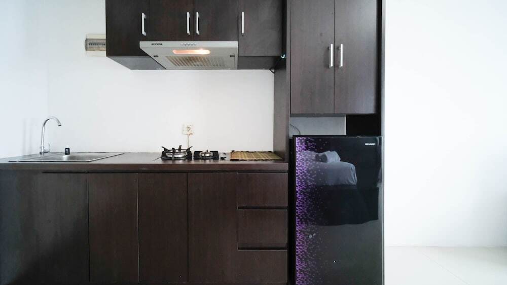 Сурабая: Simple And Cozy Studio Apartment At Tanglin Supermall Mansion