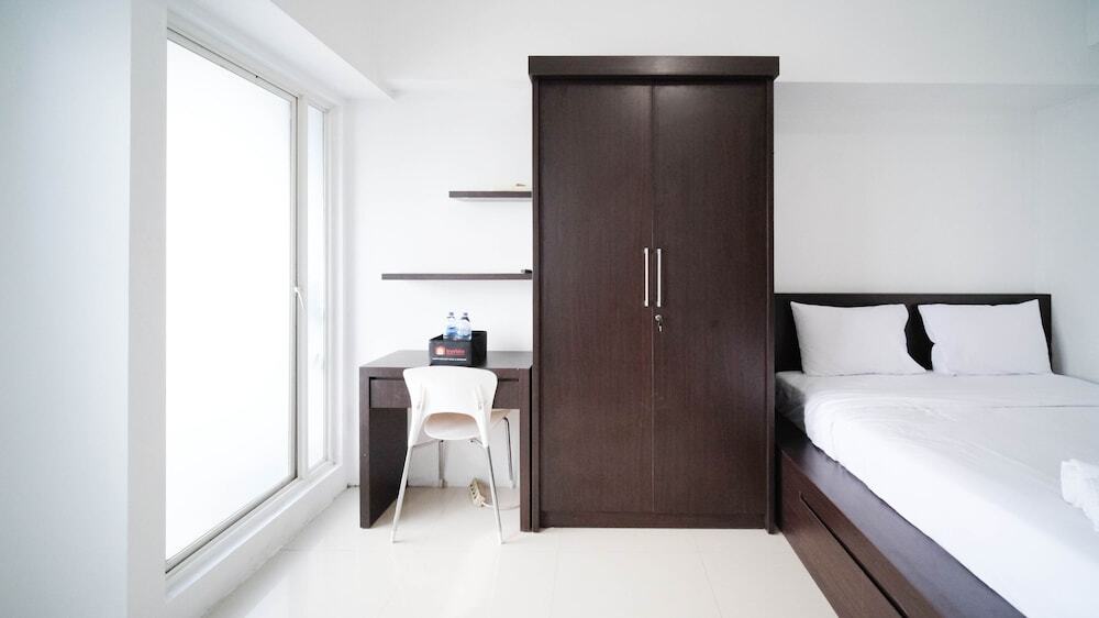 Сурабая: Simple And Cozy Studio Apartment At Tanglin Supermall Mansion