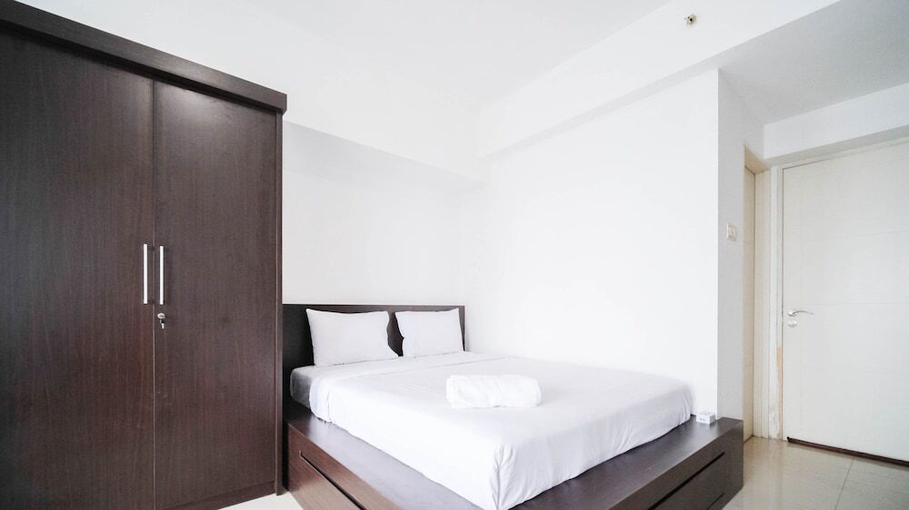 Сурабая: Simple And Cozy Studio Apartment At Tanglin Supermall Mansion