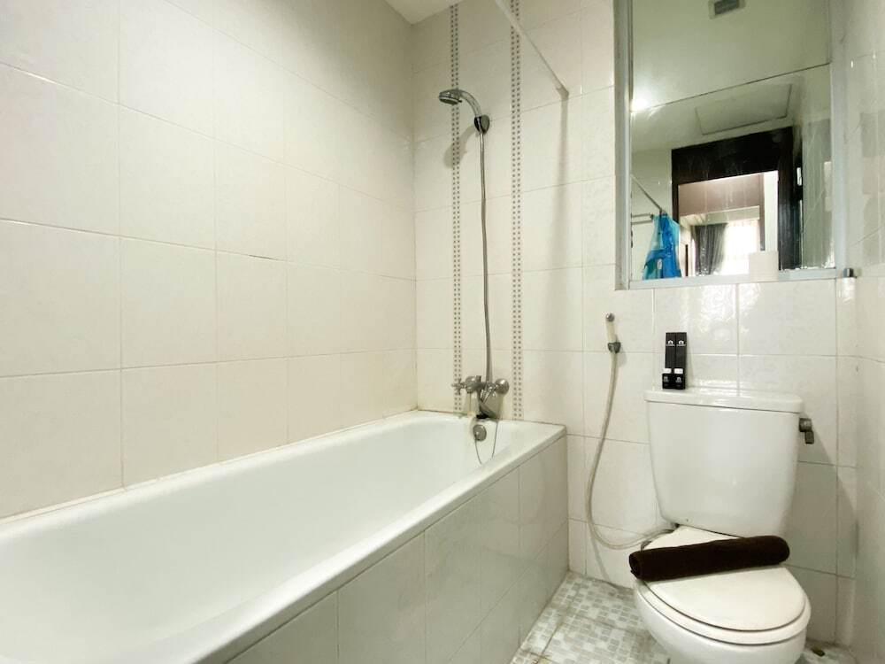 Чикаранг: Homey 2Br Apartment Crown Court Executive Condominium