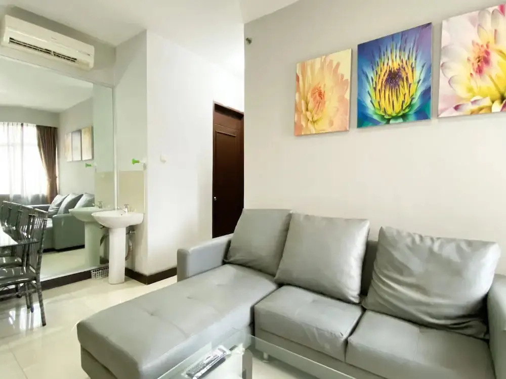 Чикаранг: Homey 2Br Apartment Crown Court Executive Condominium