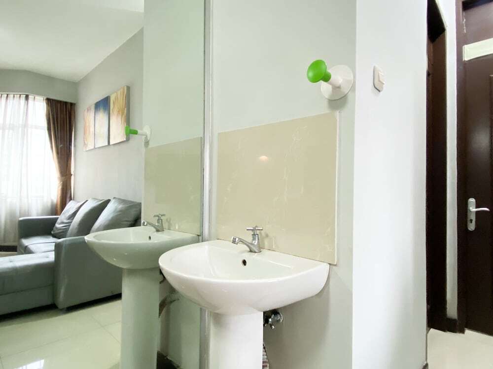 Чикаранг: Homey 2Br Apartment Crown Court Executive Condominium