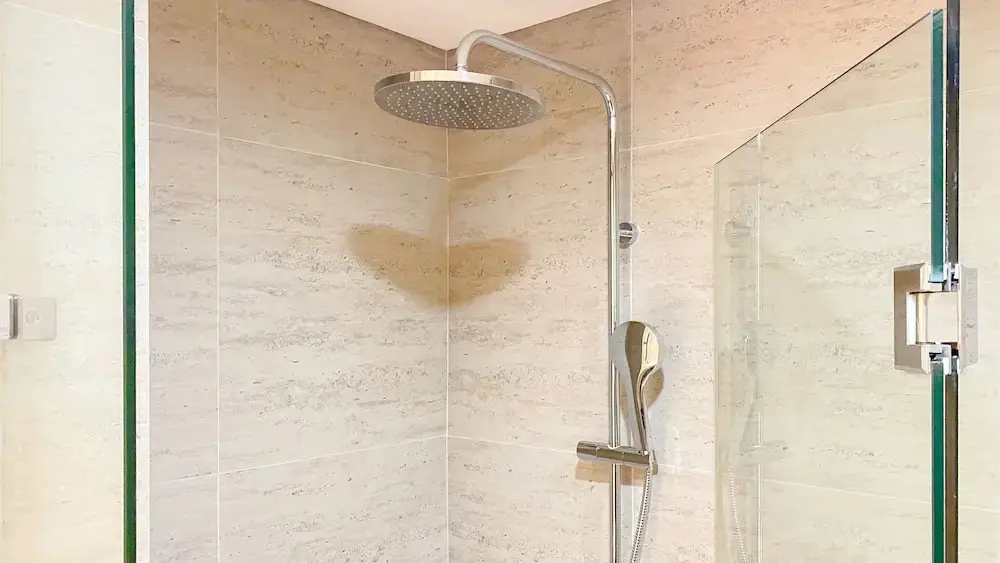 Джакарта: Modern Look 1Br With Golf Island And Sea View Gold Coast Apartment