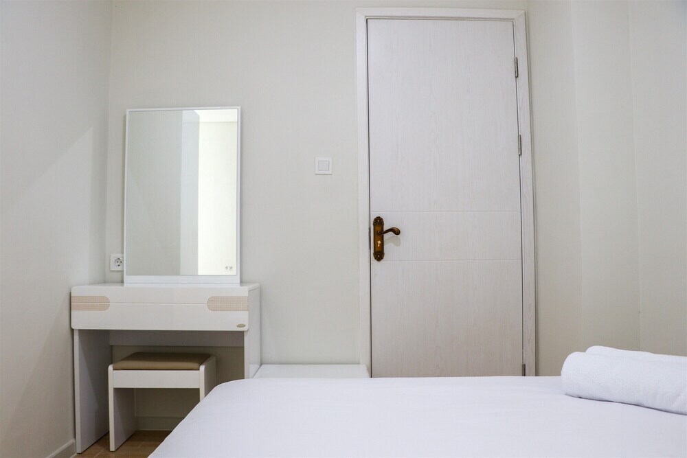 Джакарта: Brand New 1Br With Working Room At Daan Mogot City Apartment