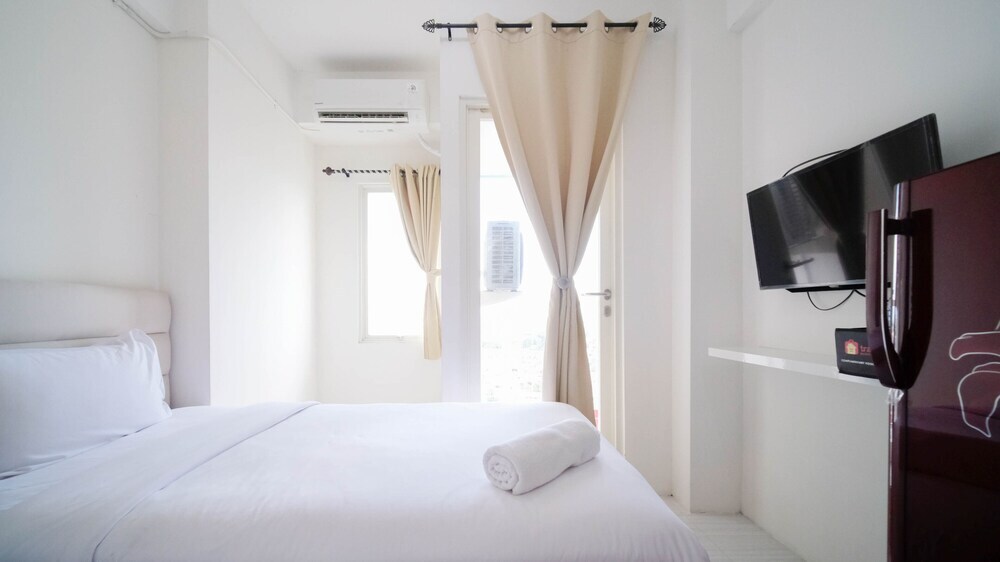 Сурабая: Cozy Living Studio At Puncak Cbd Apartment