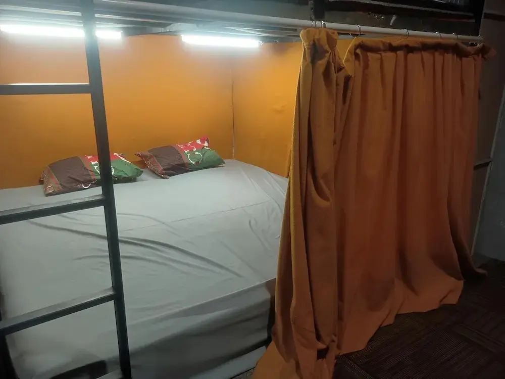 Сурабая: Rubikz Hostel & Cafe