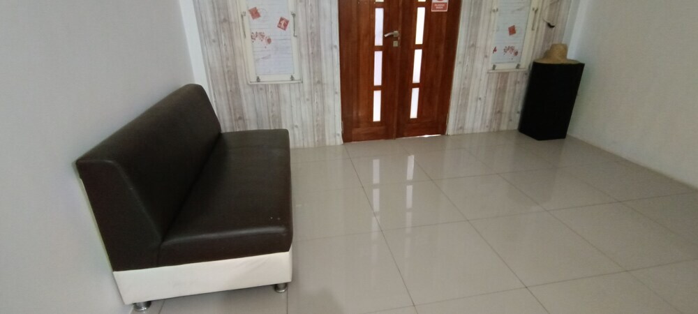 Макассар: OYO 92659 Wisma Deli Syariah Near RSUD Nene Mallomo Sidenreng Rappang