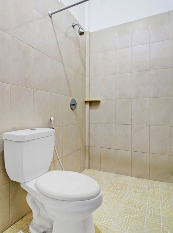 Матарам: Oyo 90672 Adhya Guest House Lombok