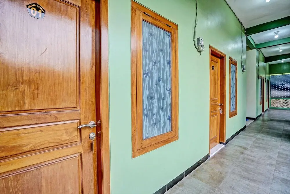 Мадиун: OYO Life 92043 Kost Barokah Syariah Madiun