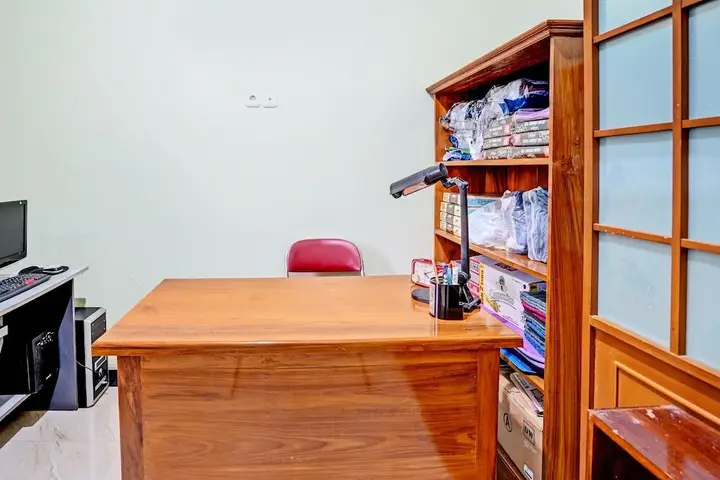 Мадиун: OYO Life 92043 Kost Barokah Syariah Madiun