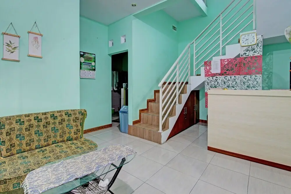 Джокьякарта: OYO 92521 Guest House Inayah Syariah