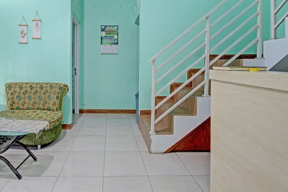 Джокьякарта: OYO 92521 Guest House Inayah Syariah