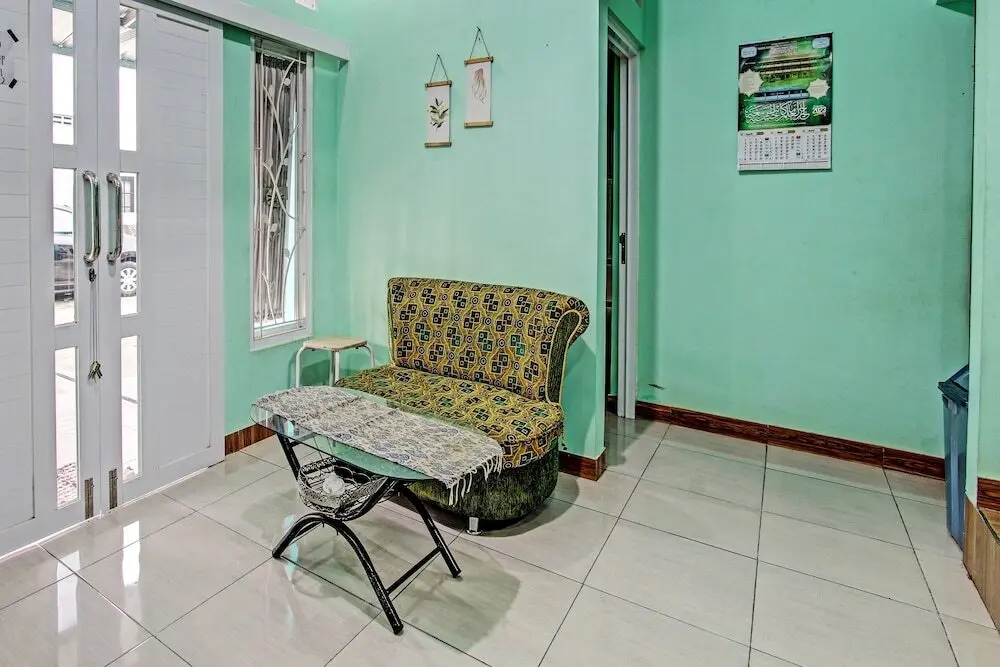 Джокьякарта: OYO 92521 Guest House Inayah Syariah