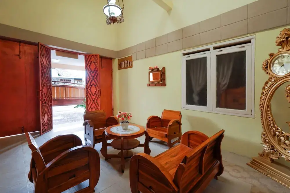 Джокьякарта: OYO 3715 Ndalem Jogja Cupuwatu Syariah