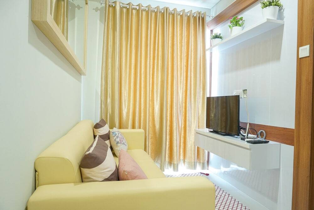 Джакарта: Strategic Location Studio Puri Mansion Apartment