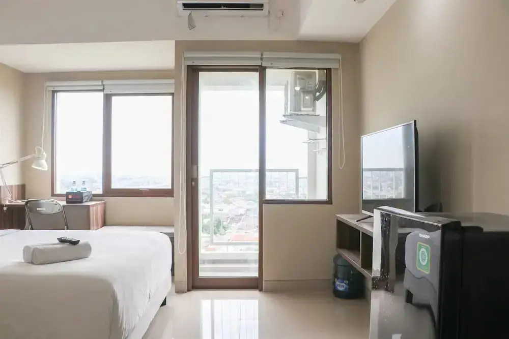 Бекаси: Modern Look And Homey Studio Apartment Gateway Park Lrt City